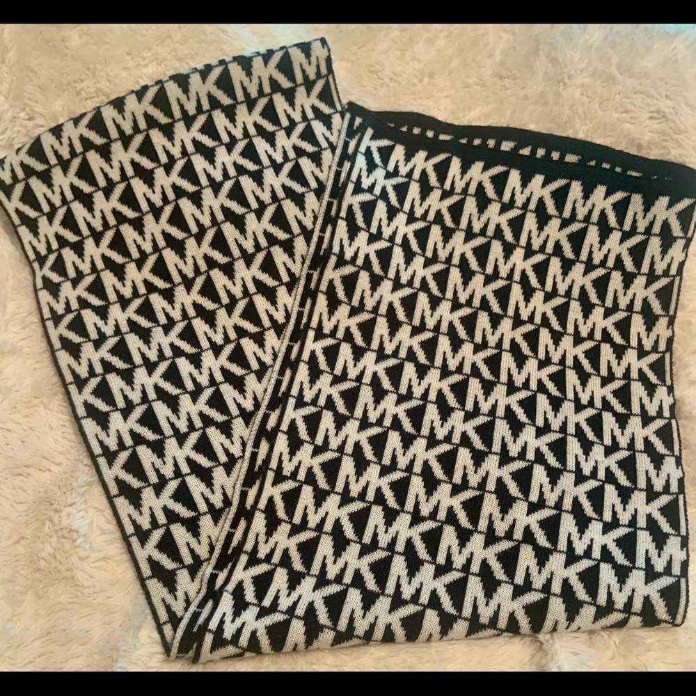 MICHAEL KORS Signature Logo Black & White Acrylic Scarf